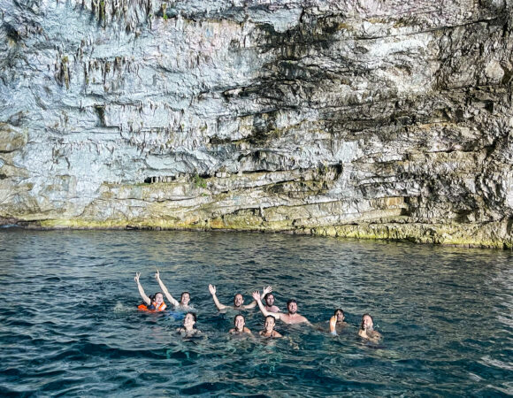 Tour della grotta di Haxhi Ali e di Karaburun a Motoscafo