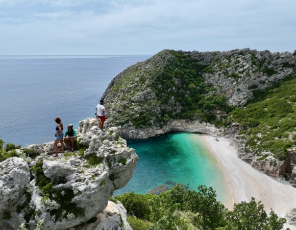 Grama Bay: Tour in Motoscafo in Piccoli Gruppi tra Grotte e Spiagge