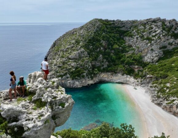 Grama Bay: Caves & Beaches Small Group Speedboat Tour