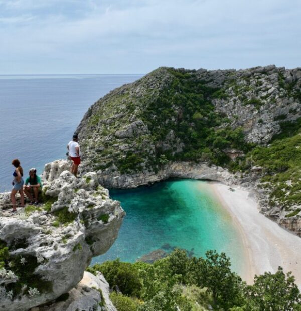 Grama Bay & Blue Gem Cave Speedboat Tour Adventure