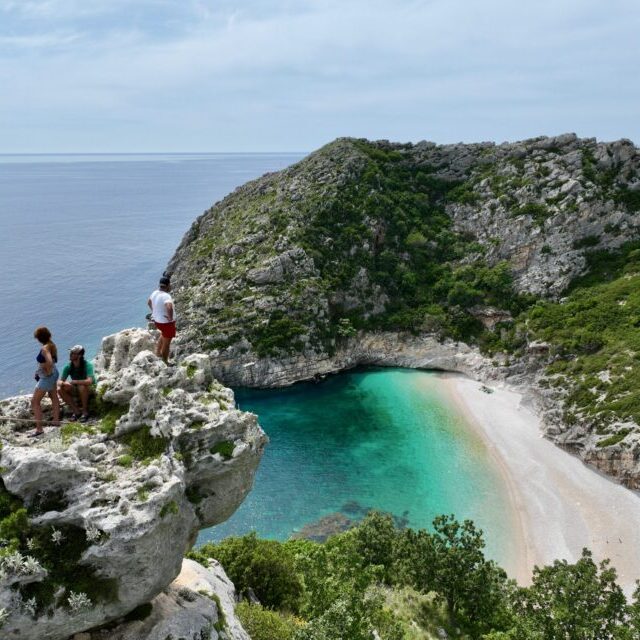 Grama Bay: Caves & Beaches Small Group Speedboat Tour